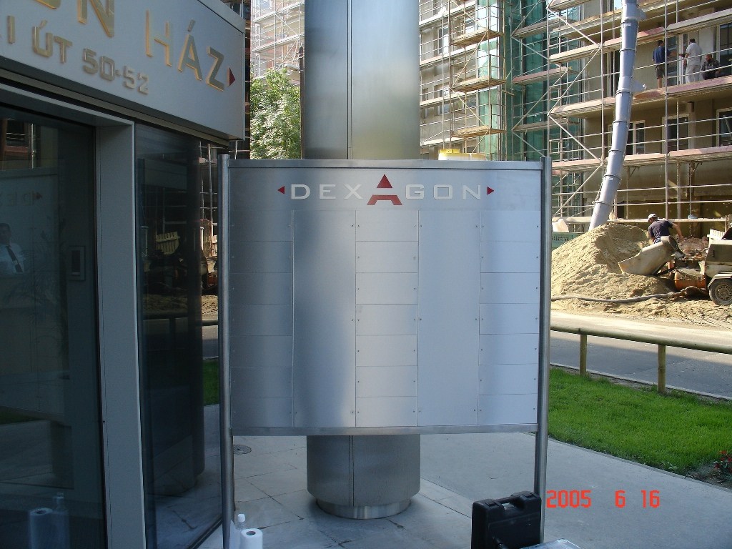 Dexagon haz Bejarati ajto Koracel.jpg